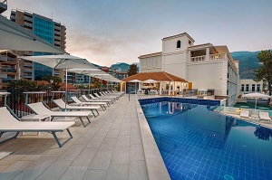 bazen_sa_terasom_hotel_budva
