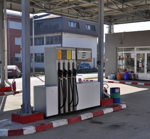 Eko Hemija doo SORBIN Type III R Vezivno sredstvo za kiseline, osnovne/alkalne materije (lužine), za zapaljive, vodene i polarne tečnosti