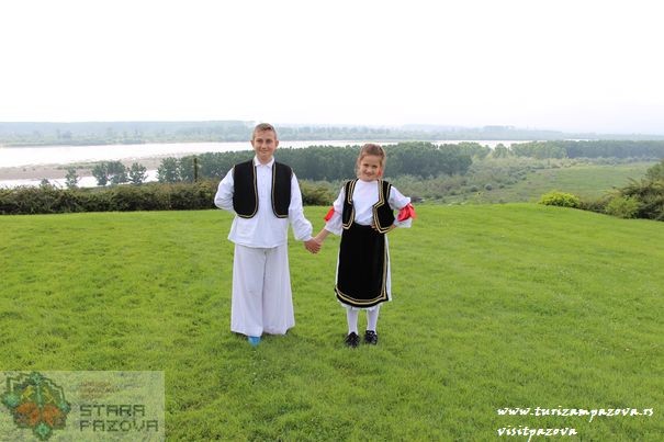deca_u_tradicionalnim_nosnjama_na_obali_dunava_belegis