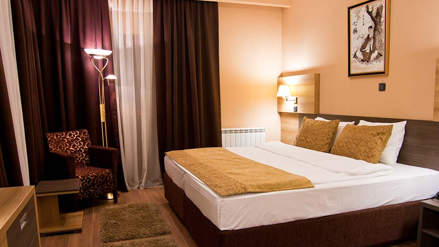 dvokrevetna_soba_bracni_krevet_hotel_hill_jagodina