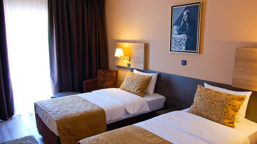 dvokrevetna_soba_odvojeni_kreveti_hotel_hill_jagodina