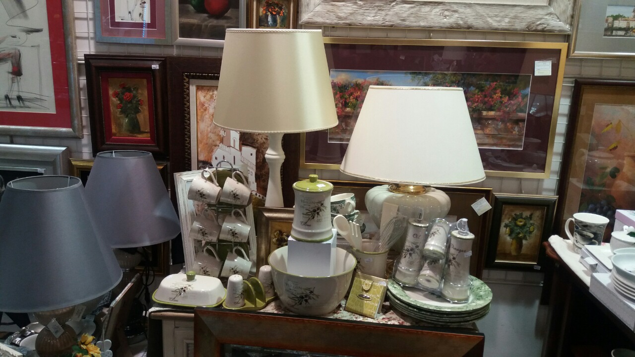 Galerija Taurus Beograd Slike akademskih slikara, porcelansko posuđe, vazne, lampe, ukrasni predmeti Galerija Taurus Beograd Slike akademskih slikara, porcelansko posuđe, vazne, lampe, ukrasni predmeti