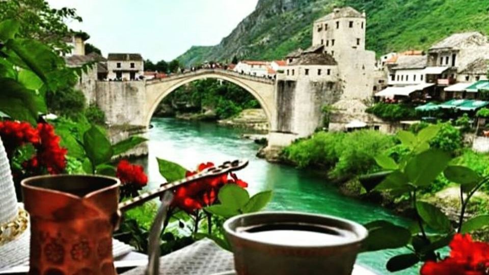 kafa_iz_fildzana_i_pogled_na_stari_most_mostar