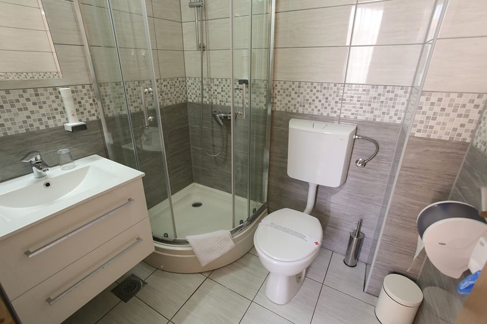 kupatilo_sa_tus_kabinom_hotel_villa_hana_mostar