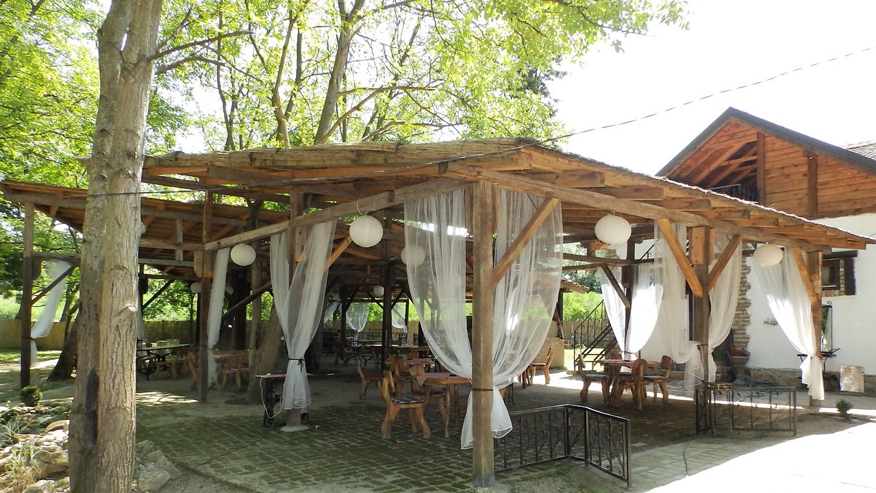 letnja_terasa_za_vencanja_etno_selo_zabran