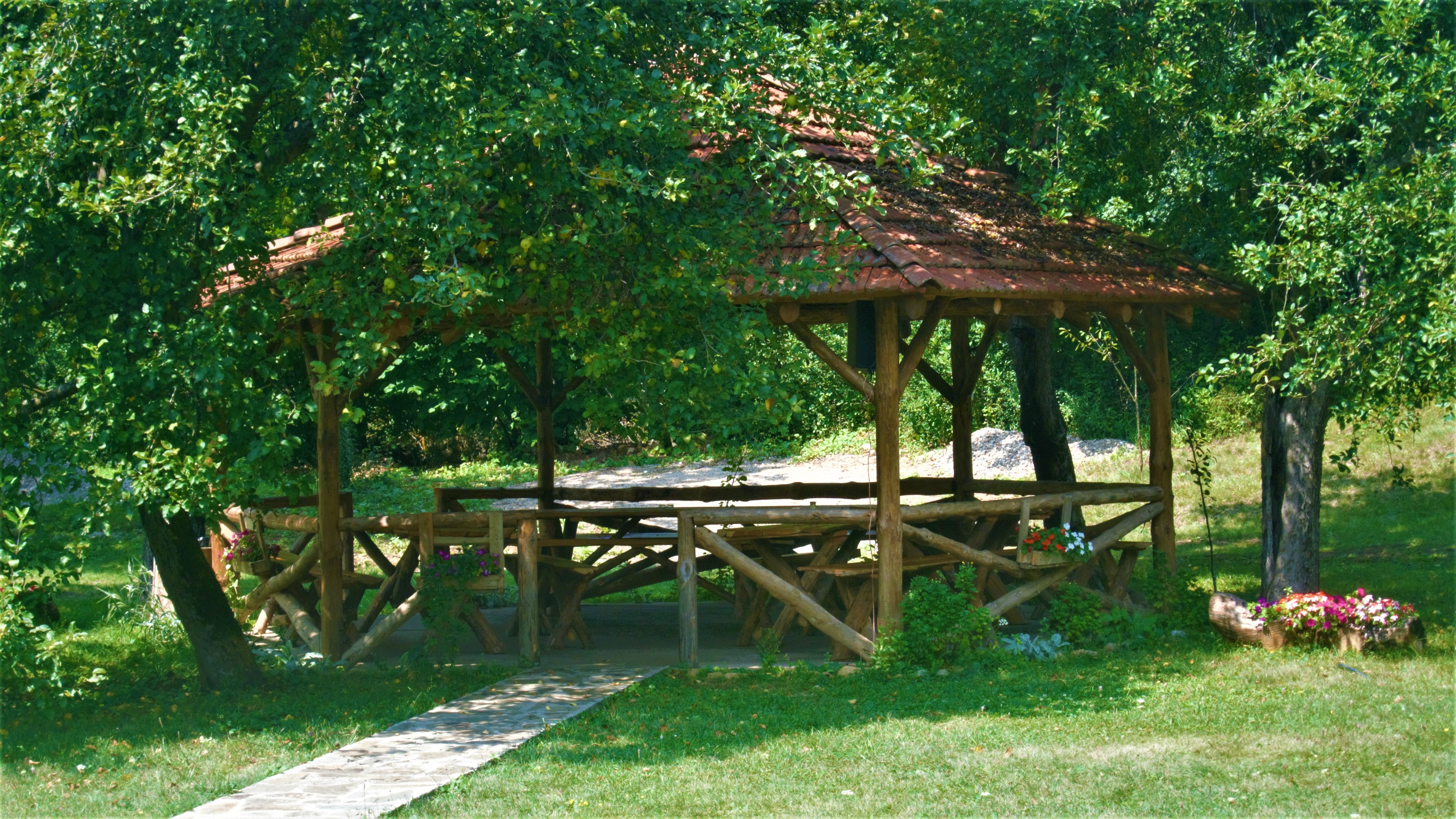 natkriveni_stolovi_sa_klupama_etno_selo_stara_planina