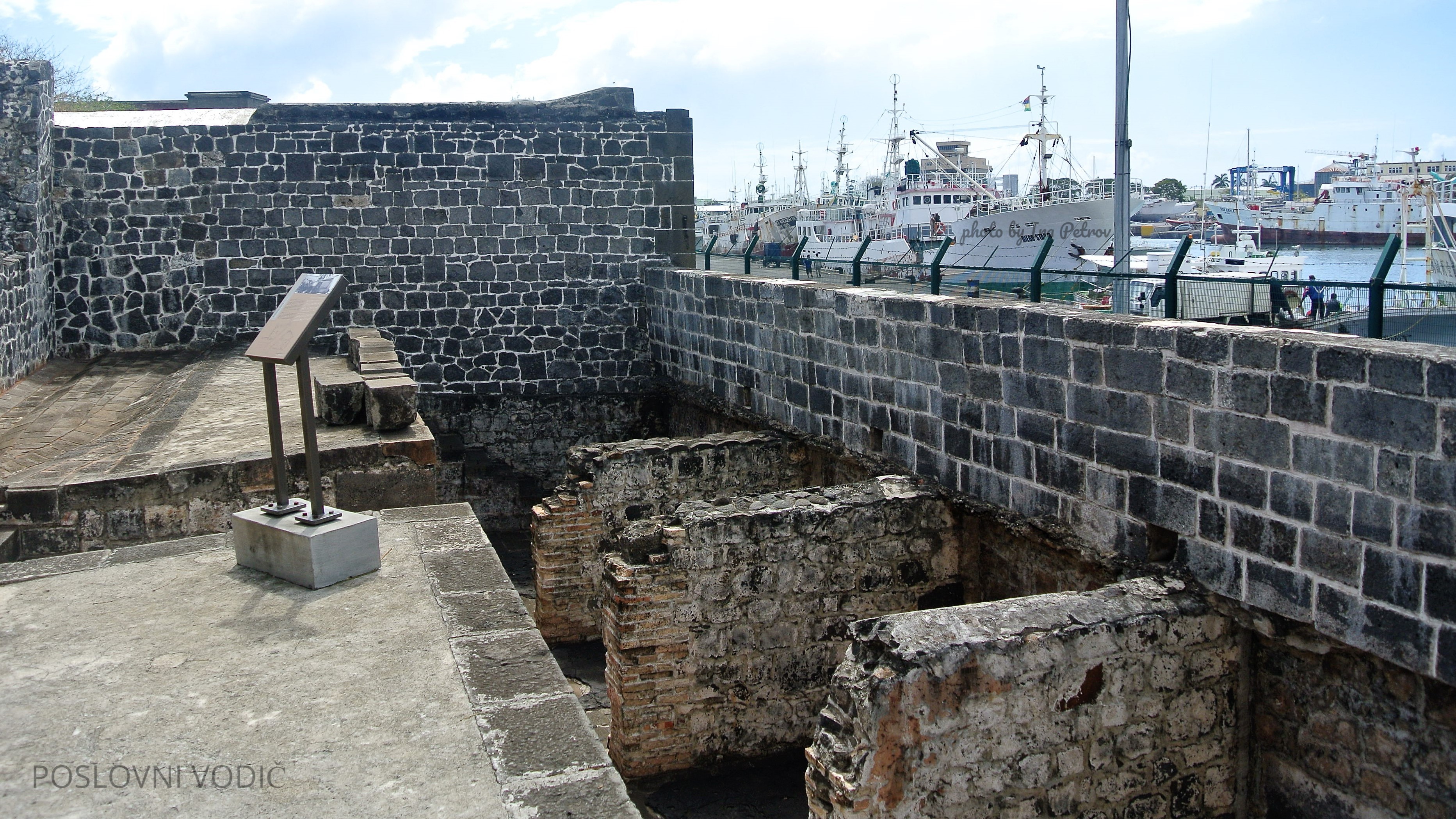 ostaci_nekadasnje_luke_apravasi_gat_port_luis_mauricijus_photo_by_ira_petrov