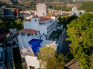 panoramski_pogled_na_hotel_budva_u_centru_budve