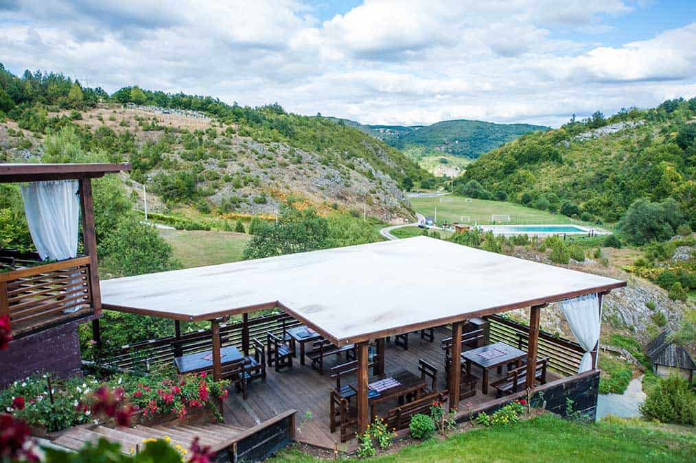 pogled_na_terasu_i_okolinu_gostiljska_vrela