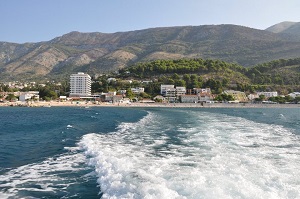 pogled_sa_mora_na_sutomore_i_vilu_izvor