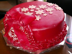 ruzicasta_svecana_torta_sa_belm_cveticima_i_masnicom_poslasticarnica_u_obrenovcu_najsladja_kuca_marina