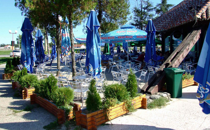 Letnja bašta restorana Stari Hrast u Markovcu pored autoputa Letnja bašta restorana Stari Hrast u Markovcu pored autoputa