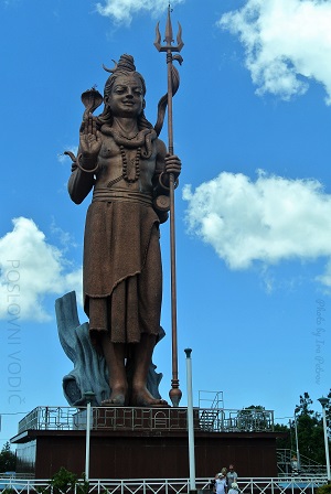 statua_sive_pored_grand_basin_mauricijus_photo_by_ira_petrov