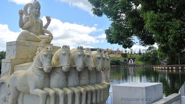 statua_sive_pored_svetog_jezera_ganga_tao_mauricijus_photo_by_ira_petrov