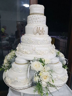 svadbena_torta_sa_belim_ruzama_na_pet_spratova_poslasticarnica_u_obrenovcu_najsladja_kuca_marina