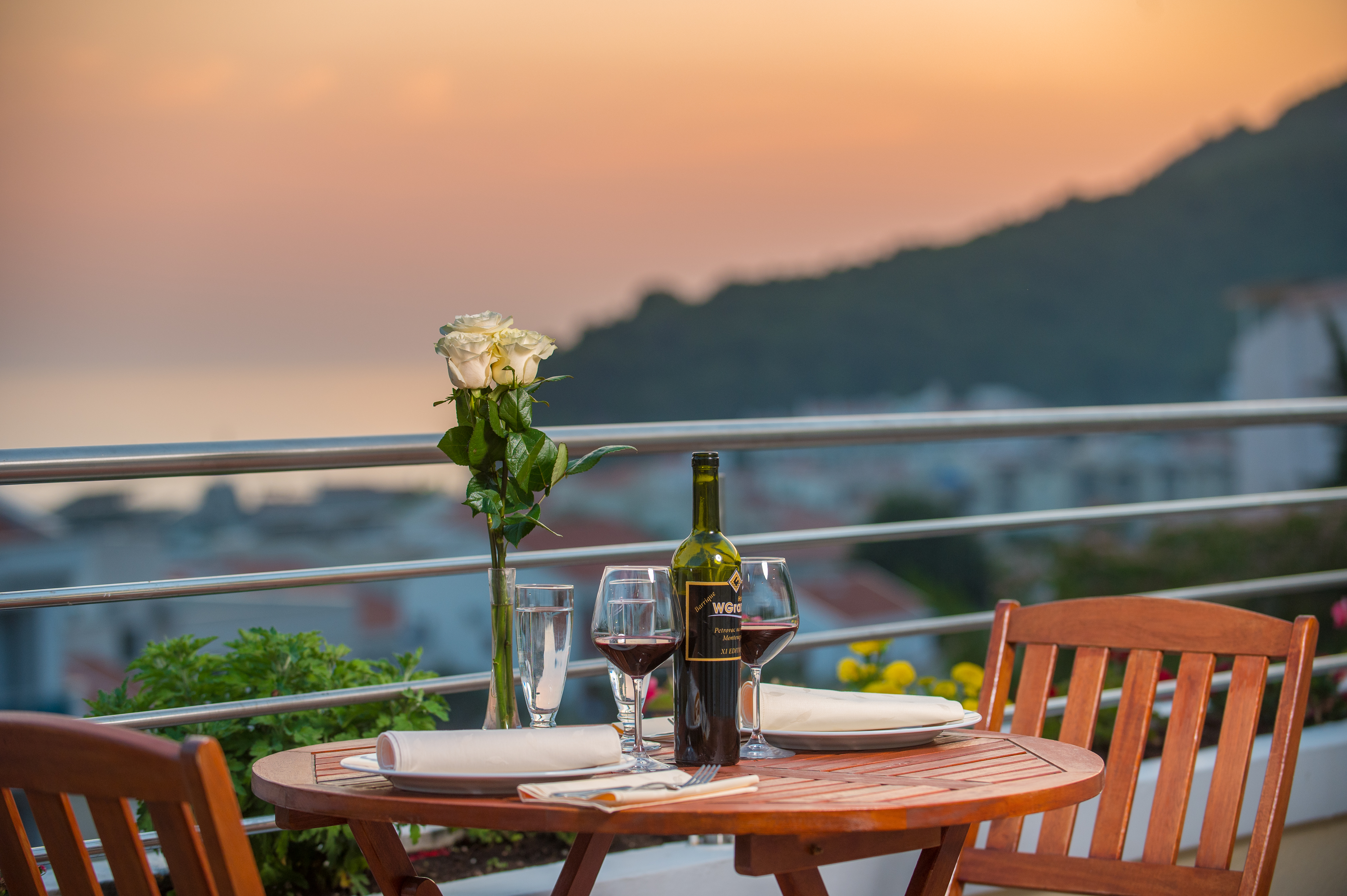 terasa-spogledom-na-more-hotel-wgrand-petrovac