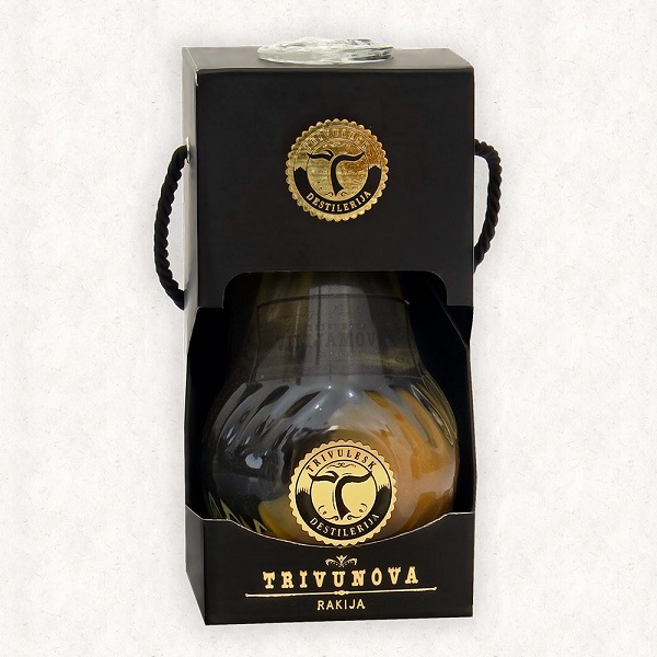 trivunova_vilijamovka_sa_plodom_kruske_u_ukrasnoj_kutiji_destilerija_trivulesk trivunova_vilijamovka_sa_plodom_kruske_u_ukrasnoj_kutiji_destilerija_trivulesk