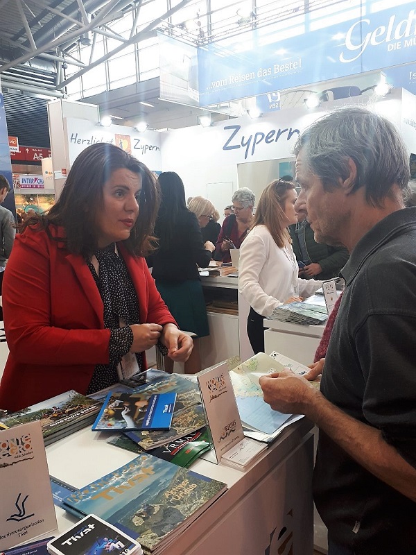 predstavnik to tivat urazgovoru sa zainteresovanim turistom na sajmu turizma u minhenu 2019 predstavnik to tivat urazgovoru sa zainteresovanim turistom na sajmu turizma u minhenu 2019