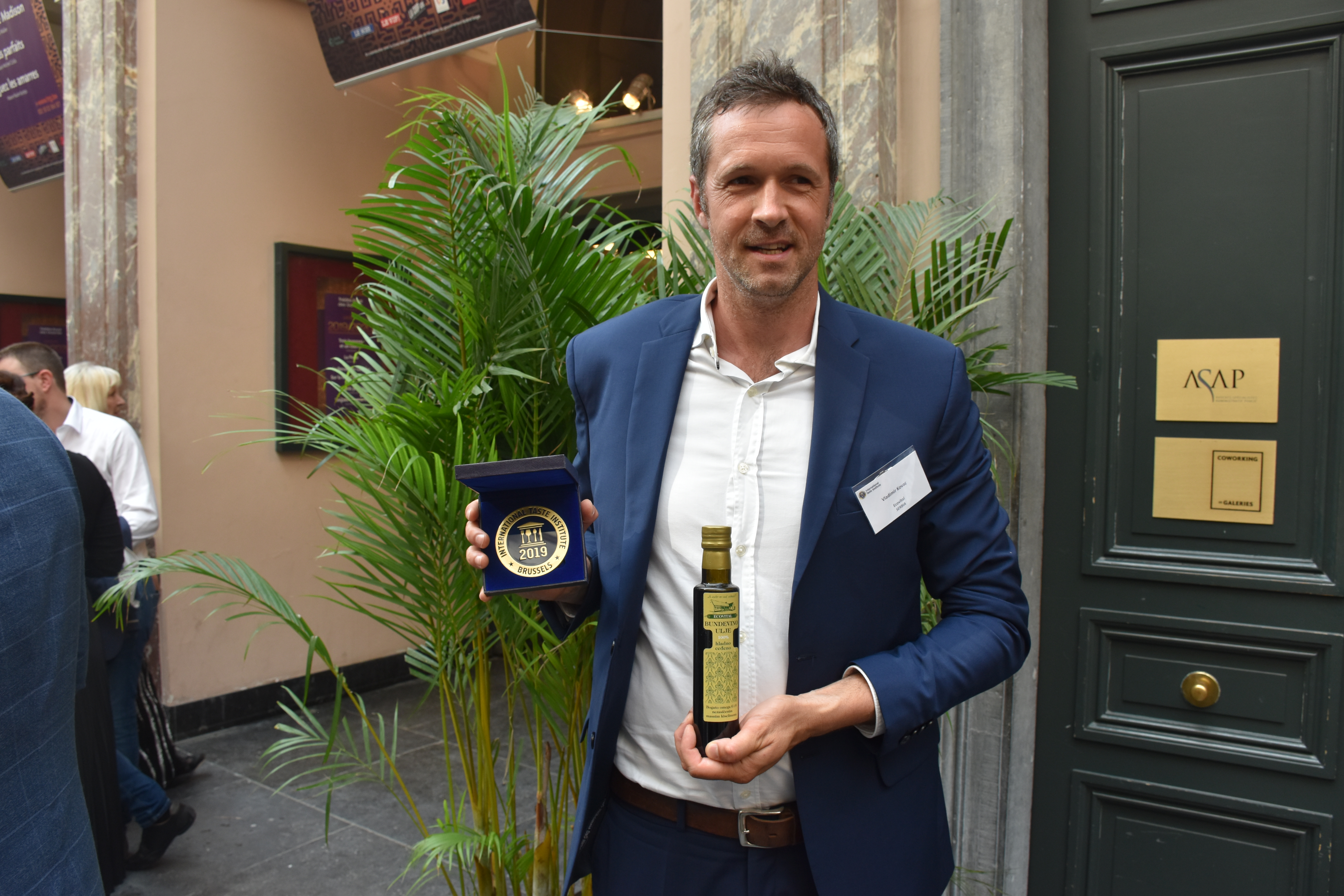 generalni_menadzer_ecovitala_primio_nagradu_za_prvoklasni_ukus_za_hladno_cedjeno_bundevino_ulje
