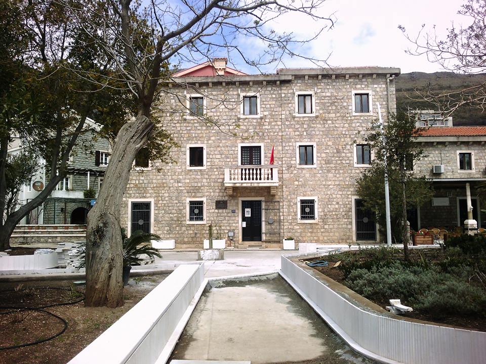 Spomen dom Crvena komuna (foto Miroslav Grubić, JU Muzeji i galerije Budve)