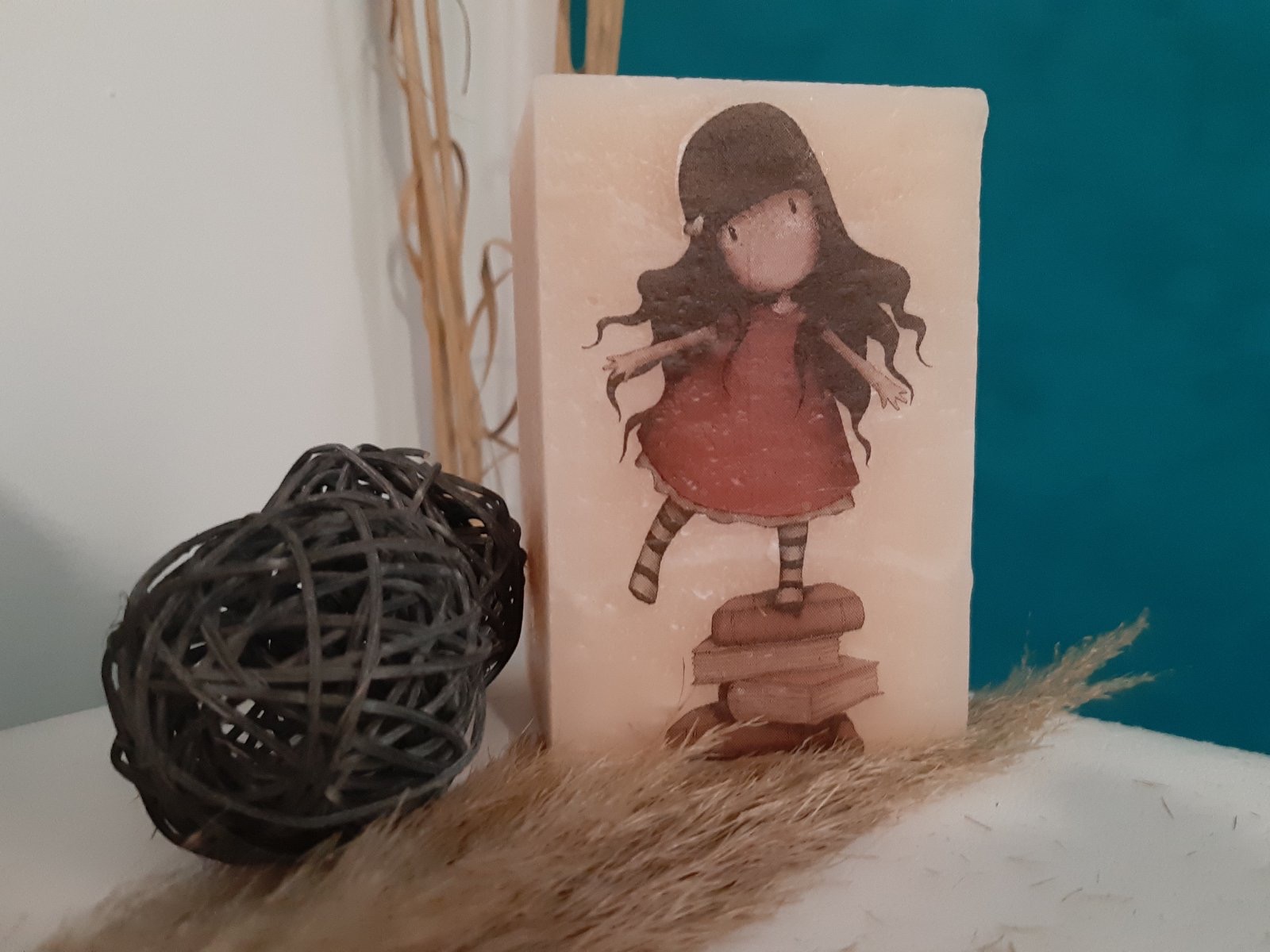 mirisna_sveca_devojcica_na_knjigama_kathy_candle