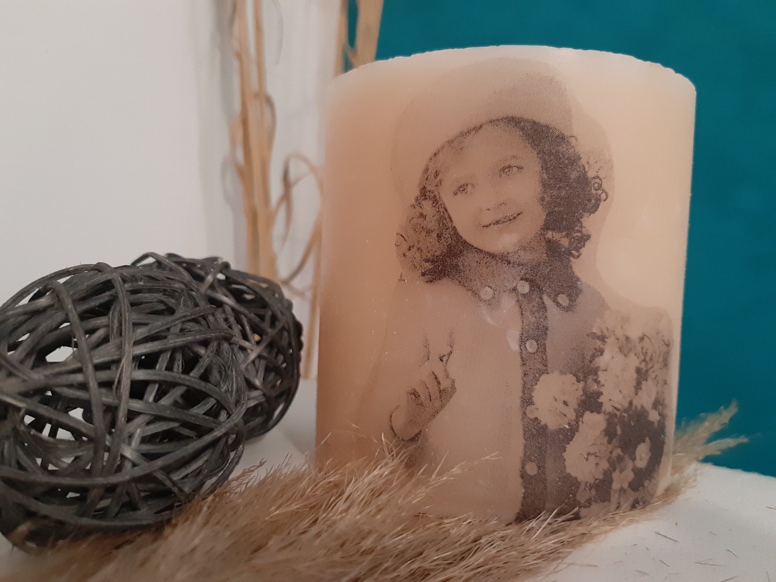 mirisna_sveca_devojcica_sa_cvecem_kathy_candle