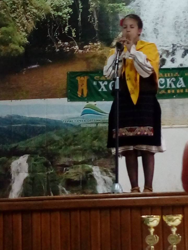 mlada takmicarka svira frulu sabor frulasa i duducara osanica mlada takmicarka svira frulu sabor frulasa i duducara osanica