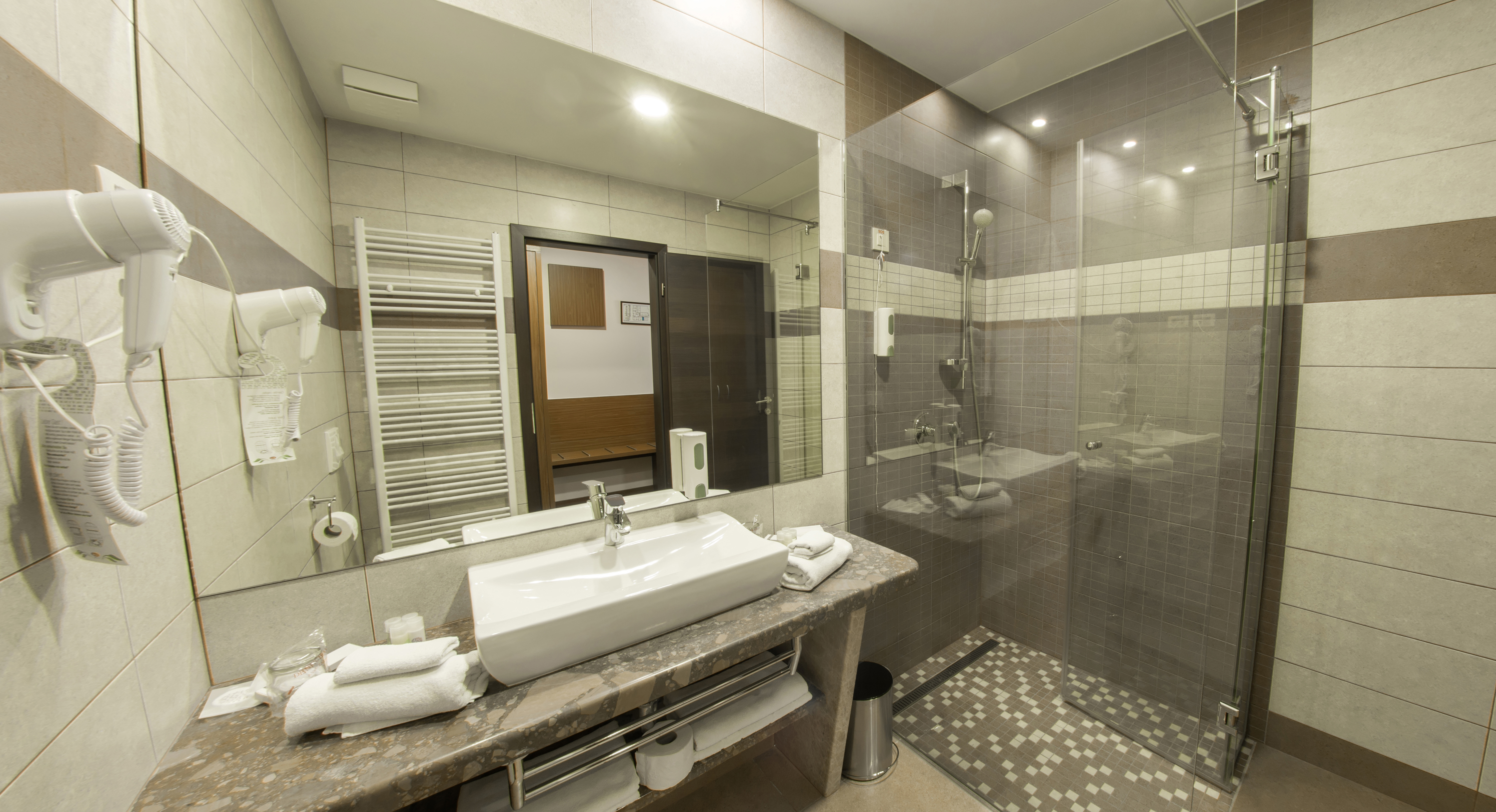 moderno_opremljeno_kupatilo_hotel_mostar