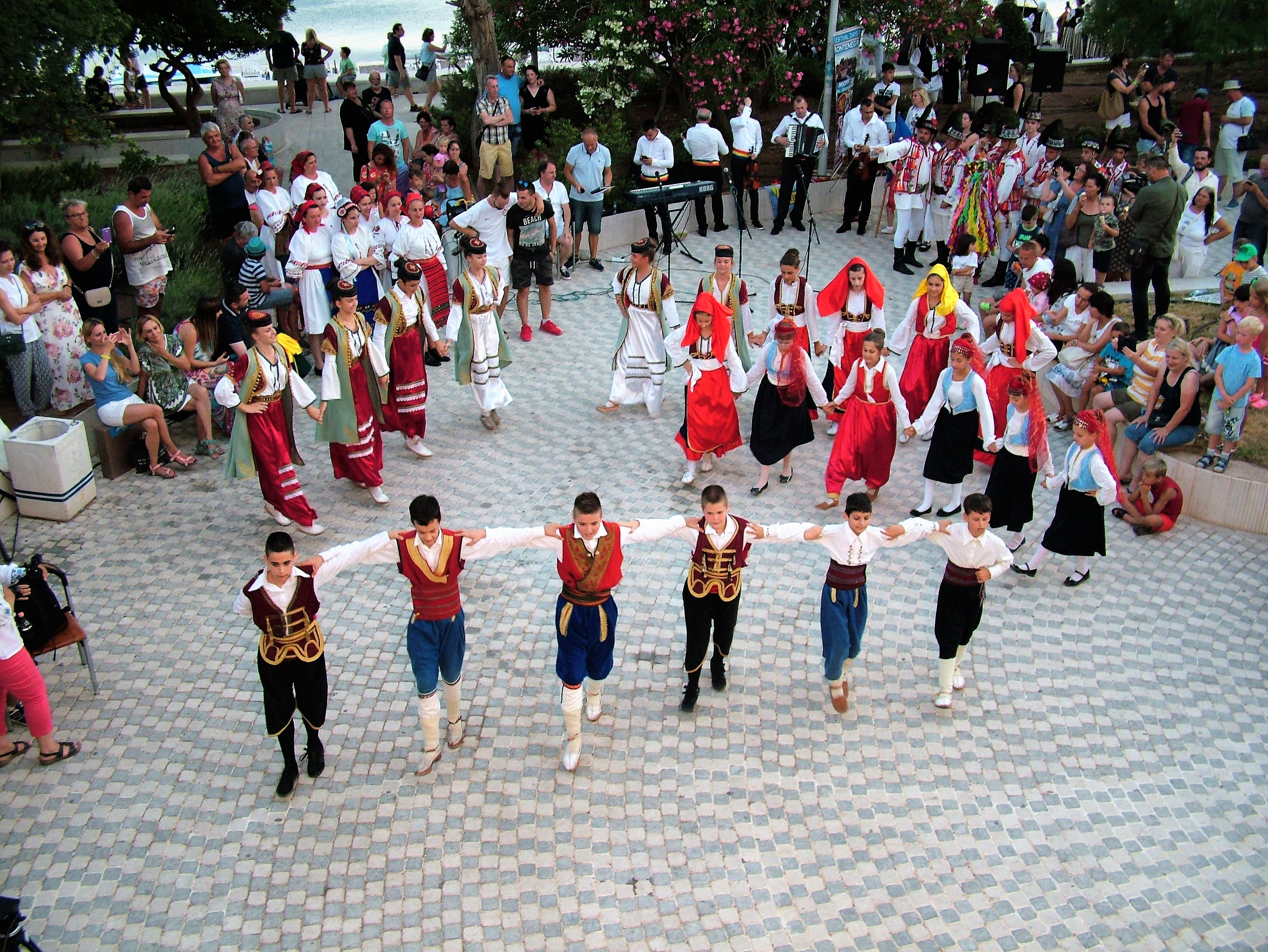 okupljena publika posmatra ucesnike medjunarodnog folklornog festivala 2019 petrovac
