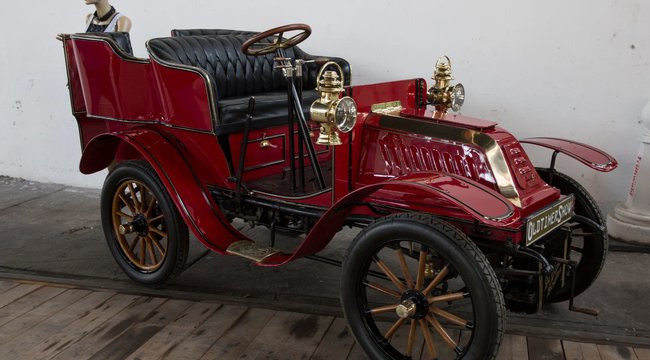 oltajmer stari crveni automobil oltajmer stari crveni automobil