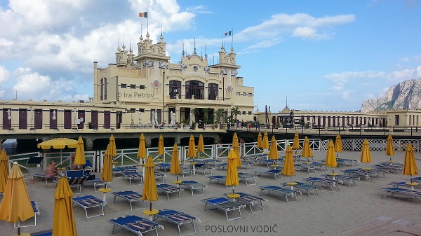 plaza_mondelo_i_zgrada_carlston_severna_sicilija plaza_mondelo_i_zgrada_carlston_severna_sicilija