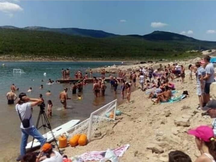 publika_sa_obale_bileckog_jezera_posmatra_bilecki_plivacki_polumaraton publika_sa_obale_bileckog_jezera_posmatra_bilecki_plivacki_polumaraton