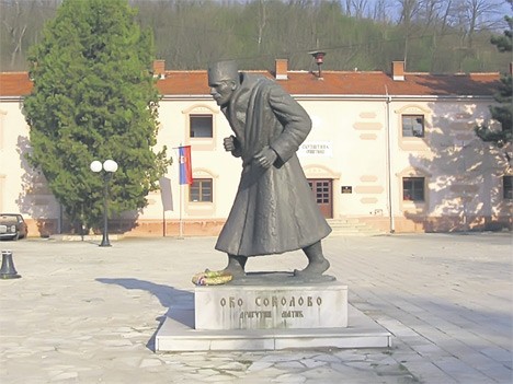 Spomenik Dragutinu Matiću ispred zgrade opštine Gadžin Han
