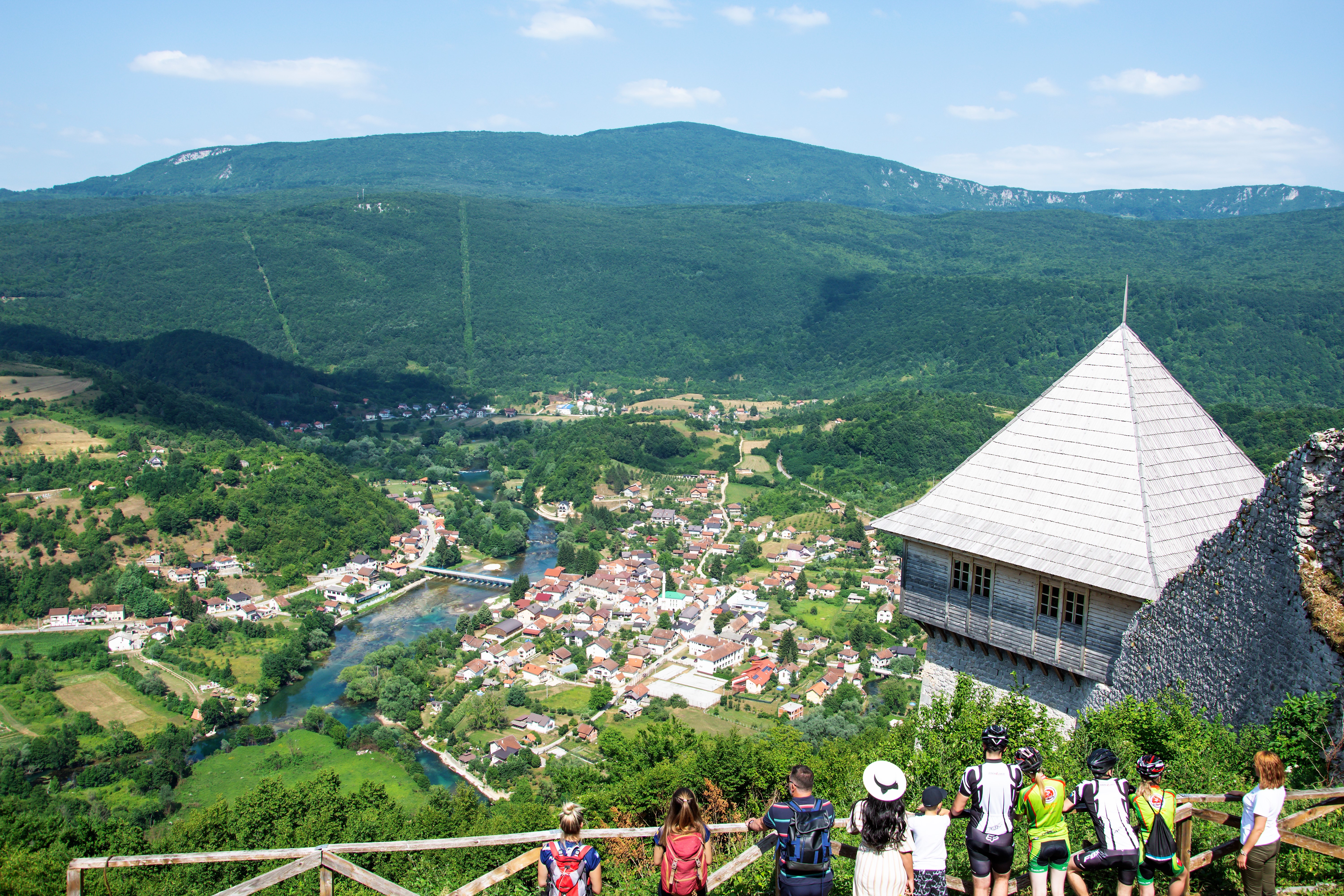 stari-grad-ostrovica-pogled-na-kulen-vakuf stari-grad-ostrovica-pogled-na-kulen-vakuf.jpg