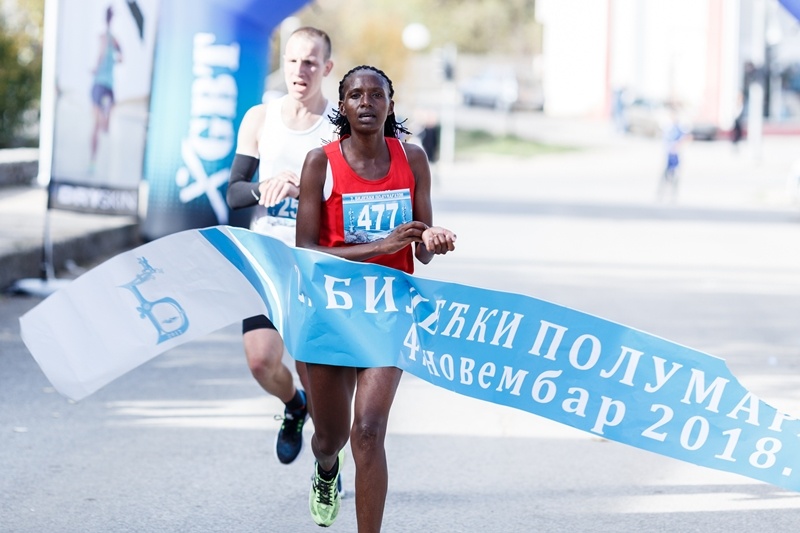 takmicarka ulazi u finis trke trkacki polumaraton bileca takmicarka ulazi u finis trke trkacki polumaraton bileca