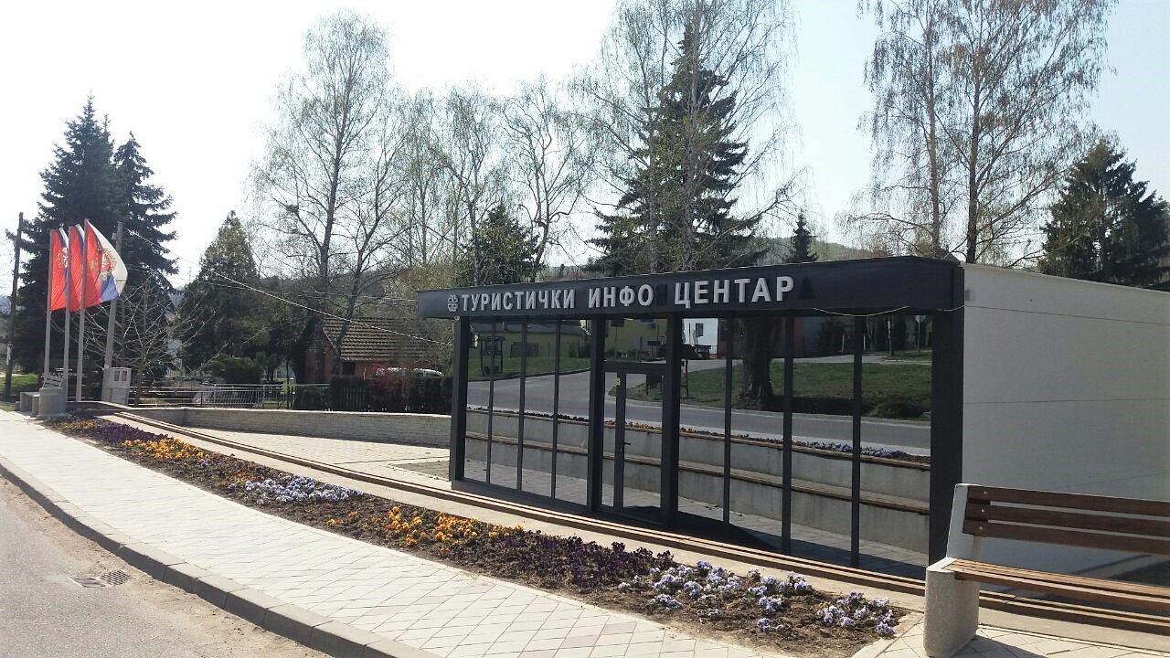 zgrada_u_kojoj-se_nalazi_info_centar_vrdnik zgrada_u_kojoj-se_nalazi_info_centar_vrdnik